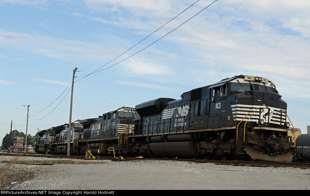 NS 1113 is the lead loco on train 154, backing down into the yard